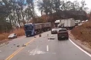Colisão entre caminhão e carro deixa feridos na BR-381, em Caeté