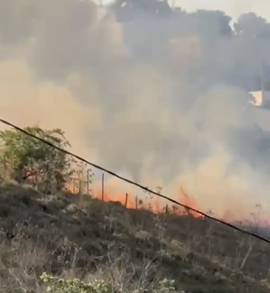 Incêndio atinge área de vegetação no bairro Jardim Belvedere, em Itabira