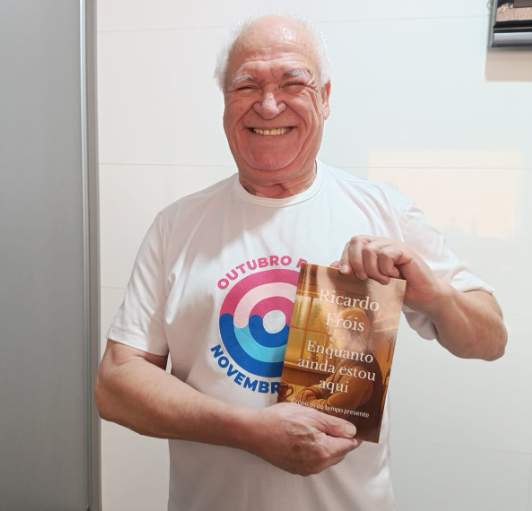 Ricardo Fróis lança novo livro de crônicas “Enquanto ainda estou aqui” e reflete sobre a memória e o sentido de permanecer