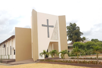 Padre é alvo de investigação da igreja e da polícia após ser flagrado com noiva de fiel