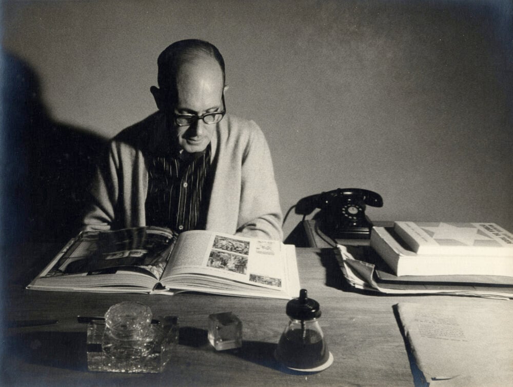 Equilibro-me entre Carlos Drummond e Bernardo Guimarães