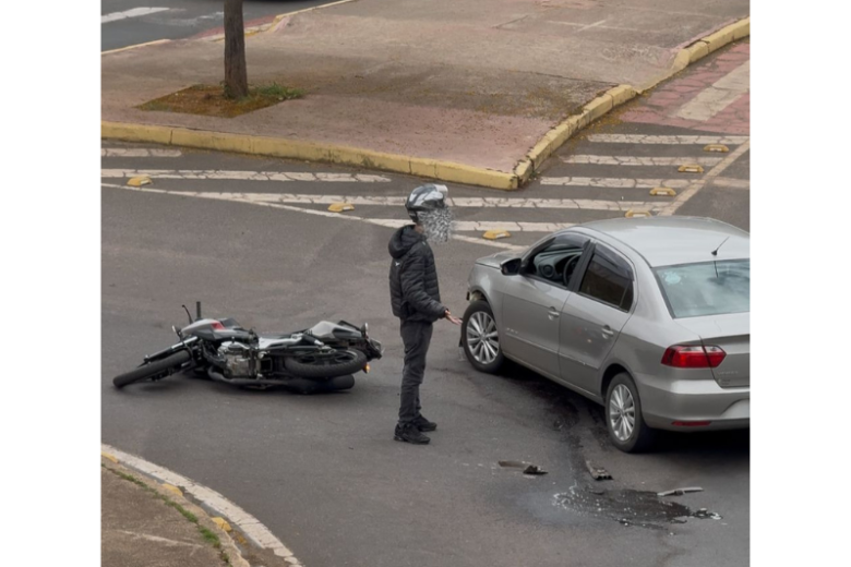 Motorista deixa local após colidir com motocicleta na Mauro Ribeiro Lage e é convencido a retornar por populares; saiba mais
