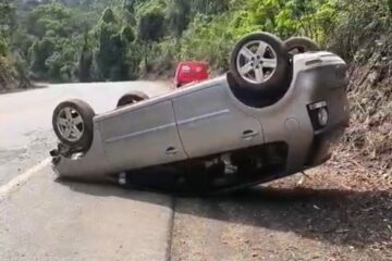 Carro capota na MG-129, em Itabira