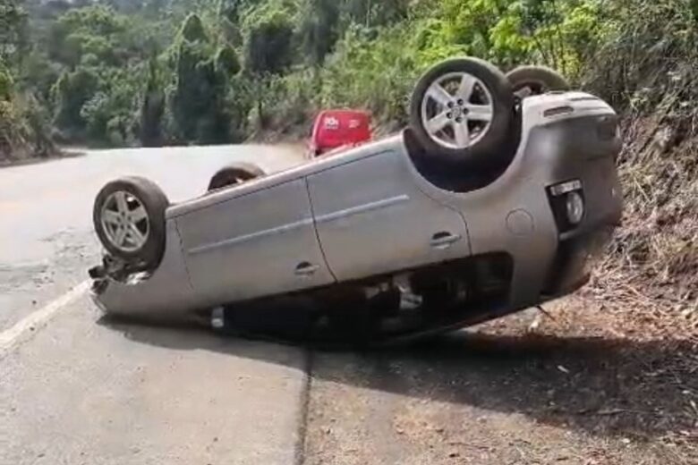 Carro capota na MG-129, em Itabira