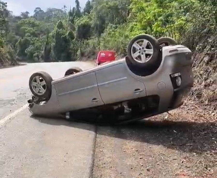 Carro capota na MG-129, em Itabira