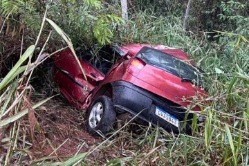 Itabira: motorista perde o controle e cai com carro em ribanceira no bairro Conceição