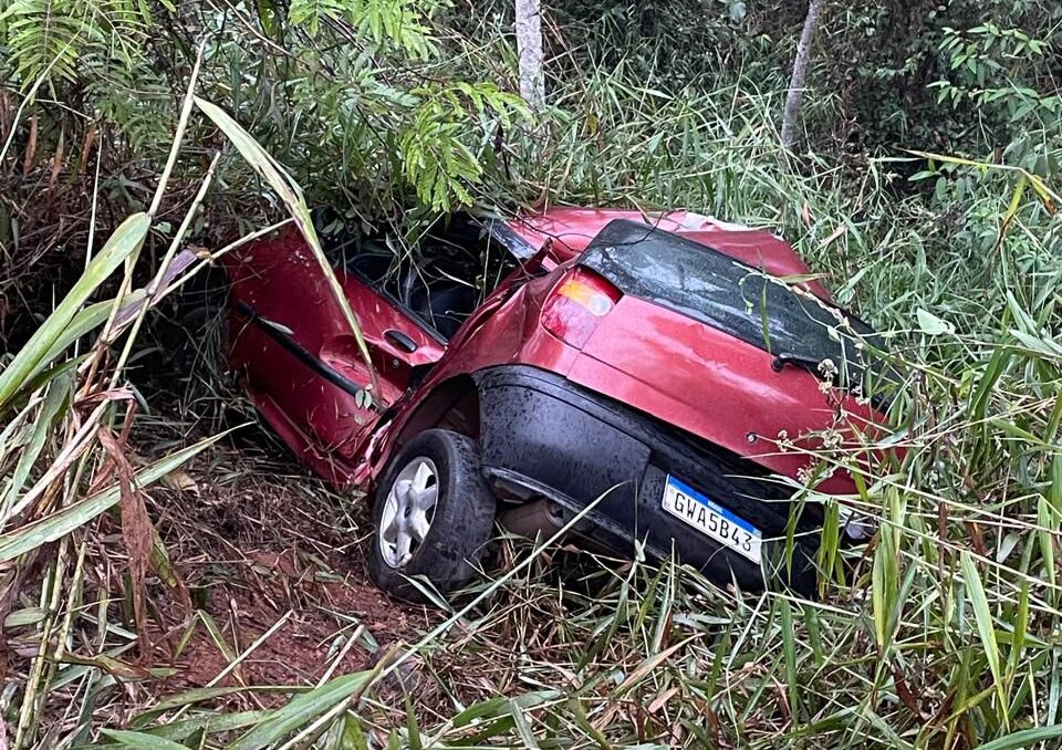 Itabira: motorista perde o controle e cai com carro em ribanceira no bairro Conceição