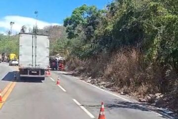 Caminhão carregado com mamões tomba na BR-381, em Sabará