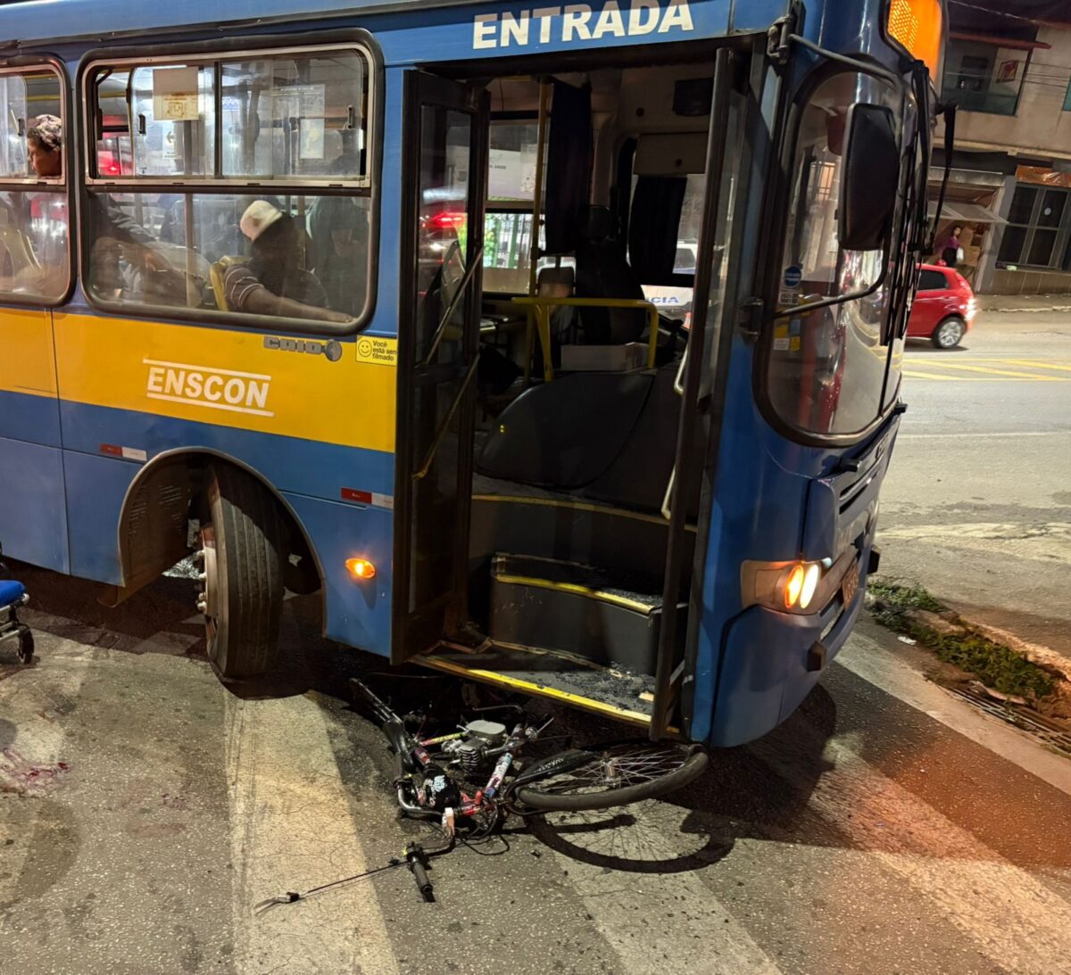 Adolescente fica ferido após colisão entre bicicleta e ônibus escolar em João Monlevade