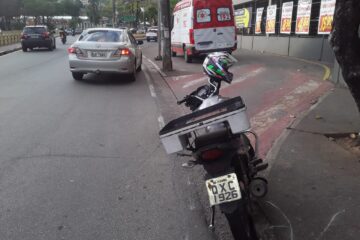Motoboy é socorrido após derrapar em óleo na avenida Carlos de Paula Andrade, em Itabira