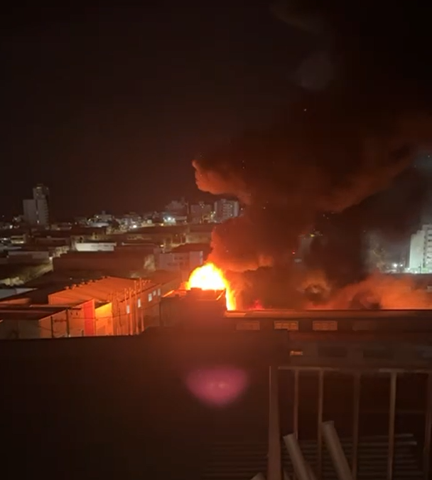Bombeiros contêm incêndio em fábrica de Nova Serrana