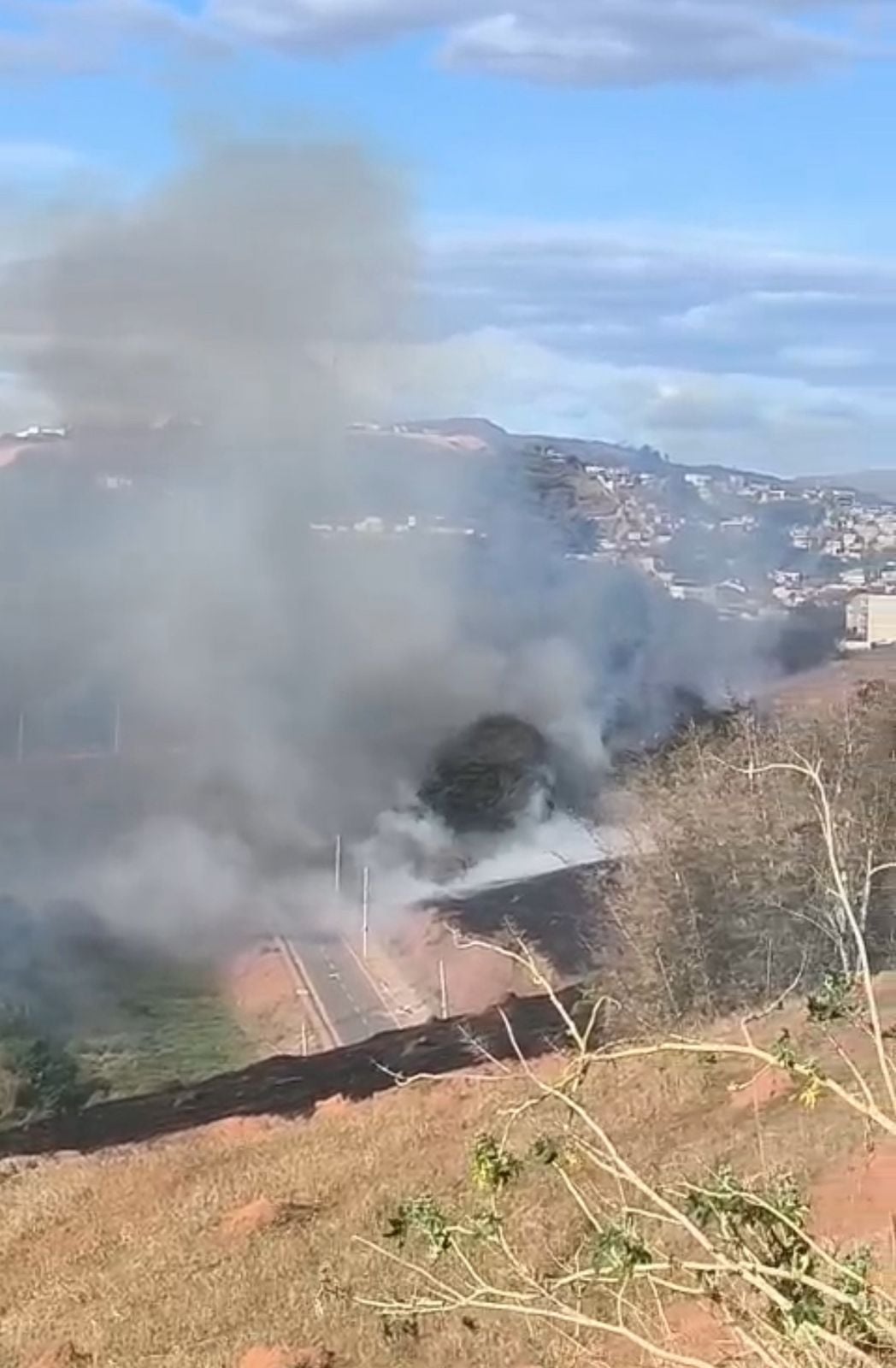 Incêndios atingem áreas dos bairros João XXIII e Gabiroba, em Itabira