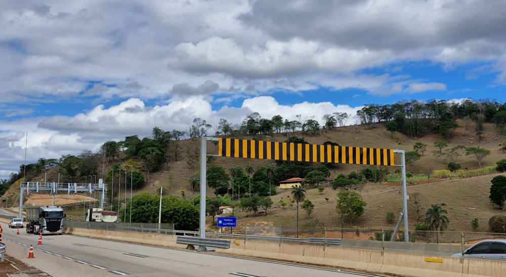 Motoristas são presos por adulterar placas de veículos e tentar burlar pedágio eletrônico na BR-381