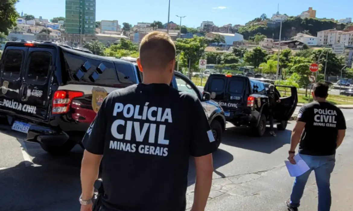 Policial atira em operários e fica em prisão domiciliar