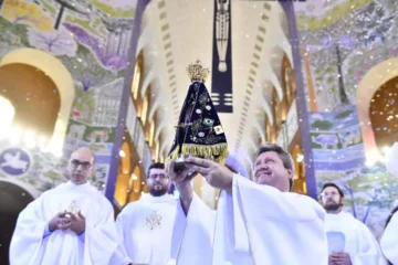 Multidão se reúne em Aparecida para celebrações da padroeira do Brasil