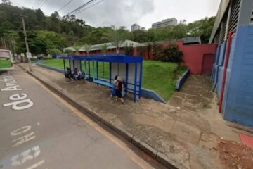 Itabira: ponto de ônibus volta a funcionar em frente à escola particular na avenida Carlos Drummond