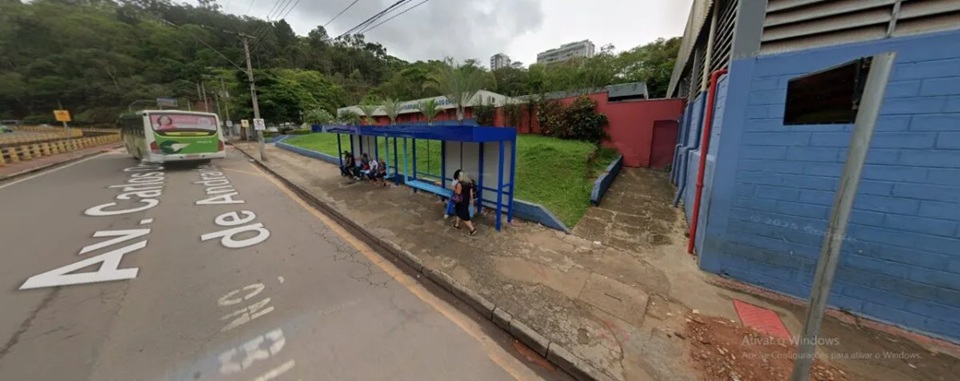 Itabira: ponto de ônibus volta a funcionar em frente à escola particular na avenida Carlos Drummond