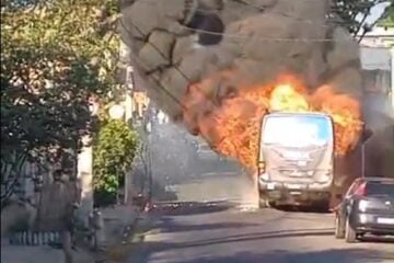 Ônibus pega fogo em rua residencial e assusta moradores em Contagem