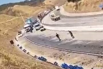 Carreta carregada com cerveja tomba e interdita BR-381 em Caeté