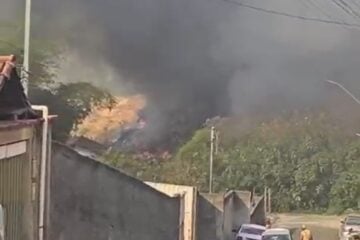 Incêndio de grandes proporções atinge ferro-velho em João Monlevade