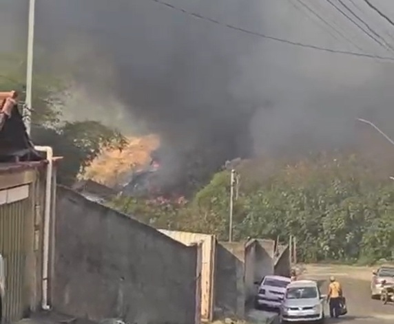 Incêndio de grandes proporções atinge ferro-velho em João Monlevade