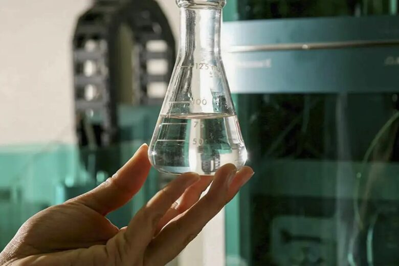 Anvisa amplia ações e busca antídoto internacional contra intoxicação por metanol; saiba mais
