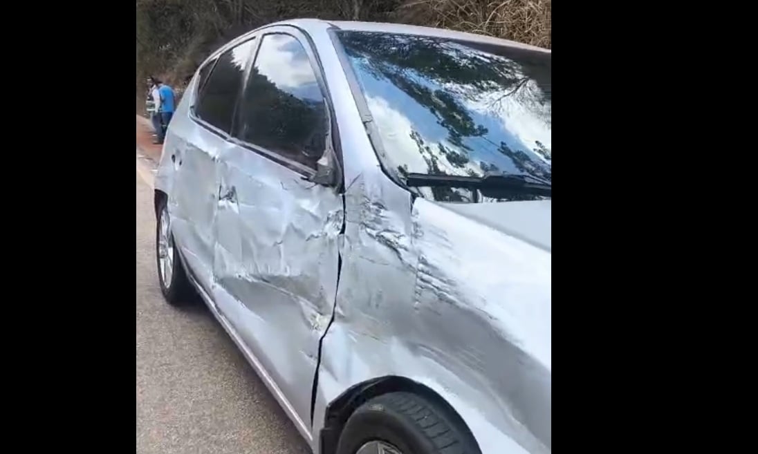 Colisão entre caminhão e carro causa susto na AMG-1210, em Itabira