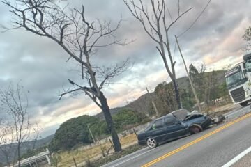 Acidente entre carro e carreta deixa dois feridos e causa congestionamento na BR-381, em Sabará