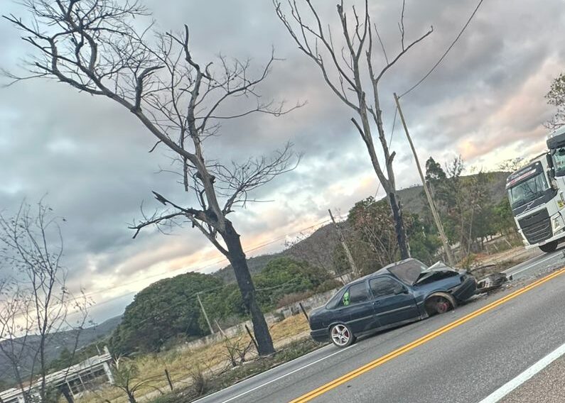 Acidente entre carro e carreta deixa dois feridos e causa congestionamento na BR-381, em Sabará