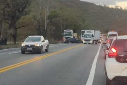 Acidente entre carro e carreta deixa dois feridos e causa congestionamento na BR-381, em Sabará