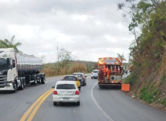 Acidente entre carro e carreta deixa dois feridos e causa congestionamento na BR-381, em Sabará