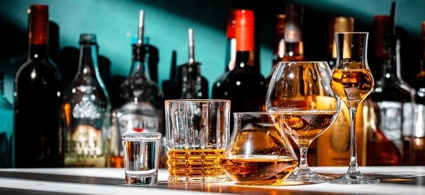 Intoxicações por metanol somam 43 casos no Brasil; mais de 17 mil garrafas de bebidas são apreendidas
