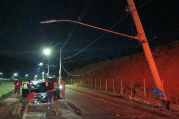 Motorista sem CNH sofre mal súbito e colide contra poste em Itabira