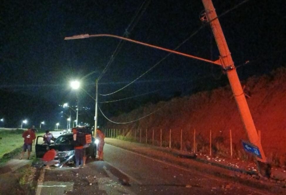 Motorista sem CNH sofre mal súbito e colide contra poste em Itabira