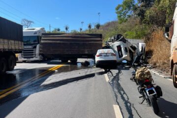 Acidente entre dois caminhões e um carro deixa dois mortos e interdita totalmente a BR-381 em Sabará