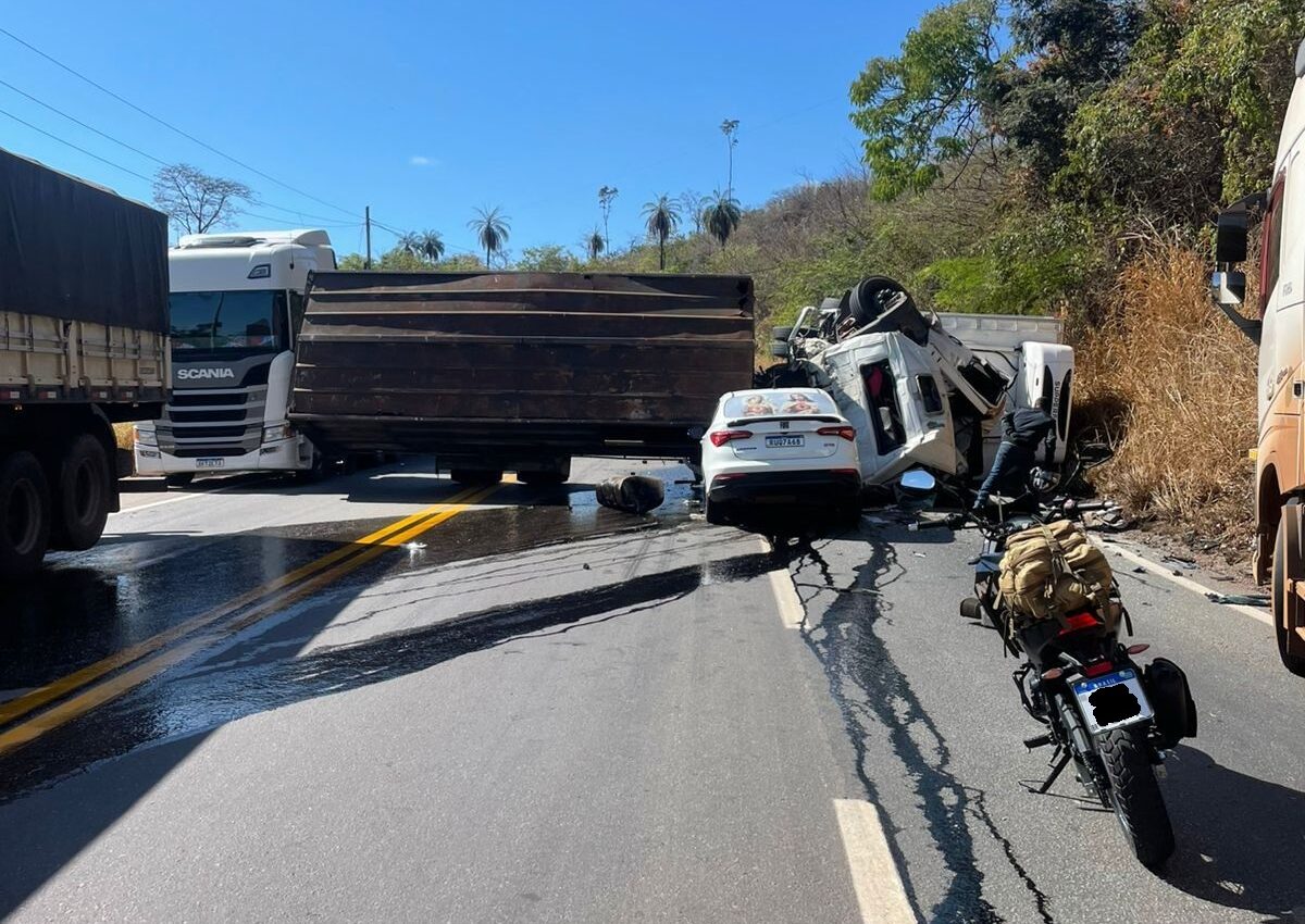 Acidente entre dois caminhões e um carro deixa dois mortos e interdita totalmente a BR-381 em Sabará