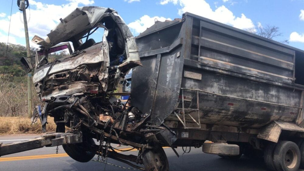 BR-381 segue interditada após acidente que deixou dois mortos em Sabará