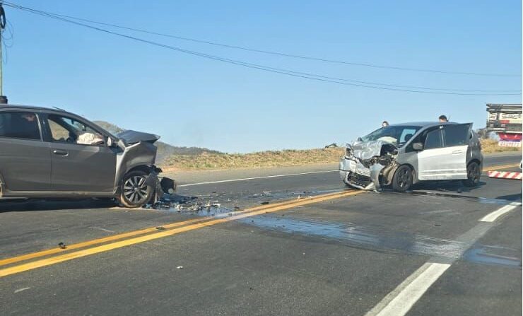 Batida frontal na BR-381 deixa quatro feridos e interdita rodovia, em Ravena