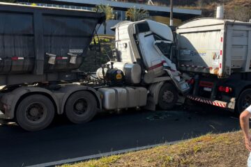 Colisão entre carretas causa congestionamento na BR-381 em João Monlevade