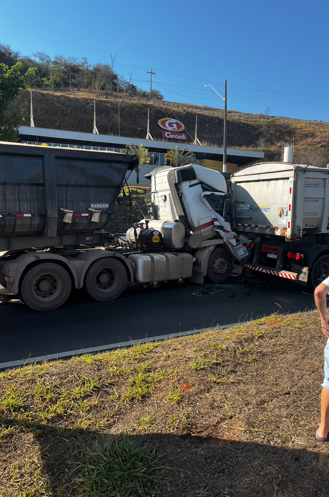 Colisão entre carretas causa congestionamento na BR-381 em João Monlevade