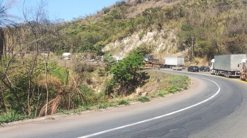 Batida frontal na BR-381 deixa quatro feridos e interdita rodovia, em Ravena