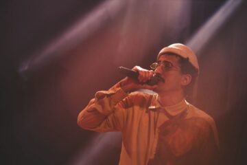Cantor itabirano Yago Rios lança álbum “Re.Jeito Stereo” com resgate da memória musical local