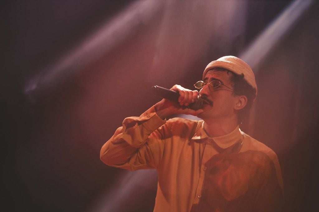 Cantor itabirano Yago Rios lança álbum “Re.Jeito Stereo” com resgate da memória musical local