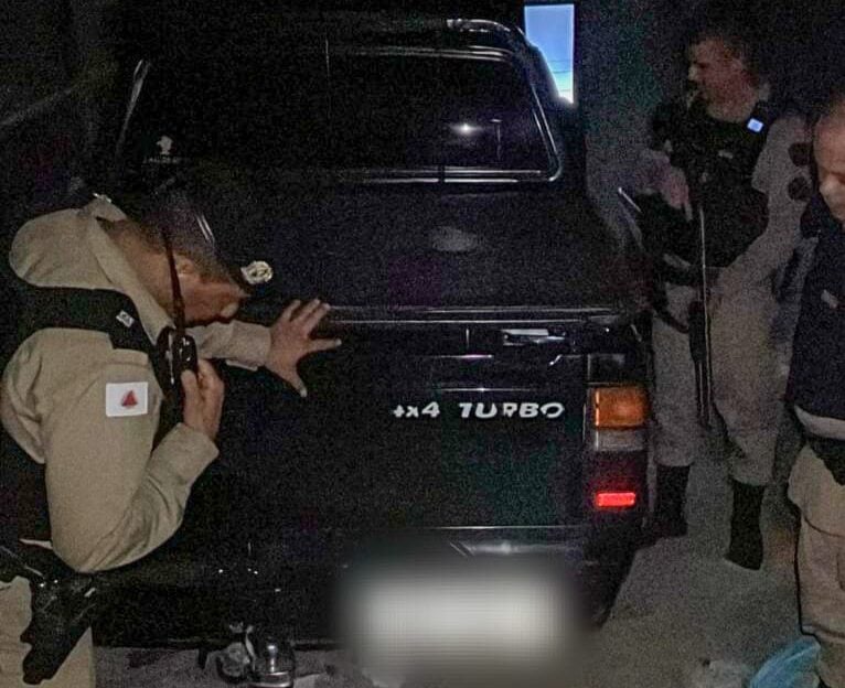 Polícia Militar recupera caminhonete furtada e prende quatro pessoas em Itabira