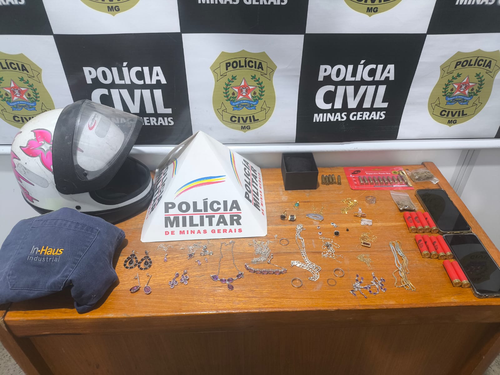 Operação conjunta das polícias Civil e Militar prende suspeito de roubo e apreende joias, drogas e munições em João Monlevade