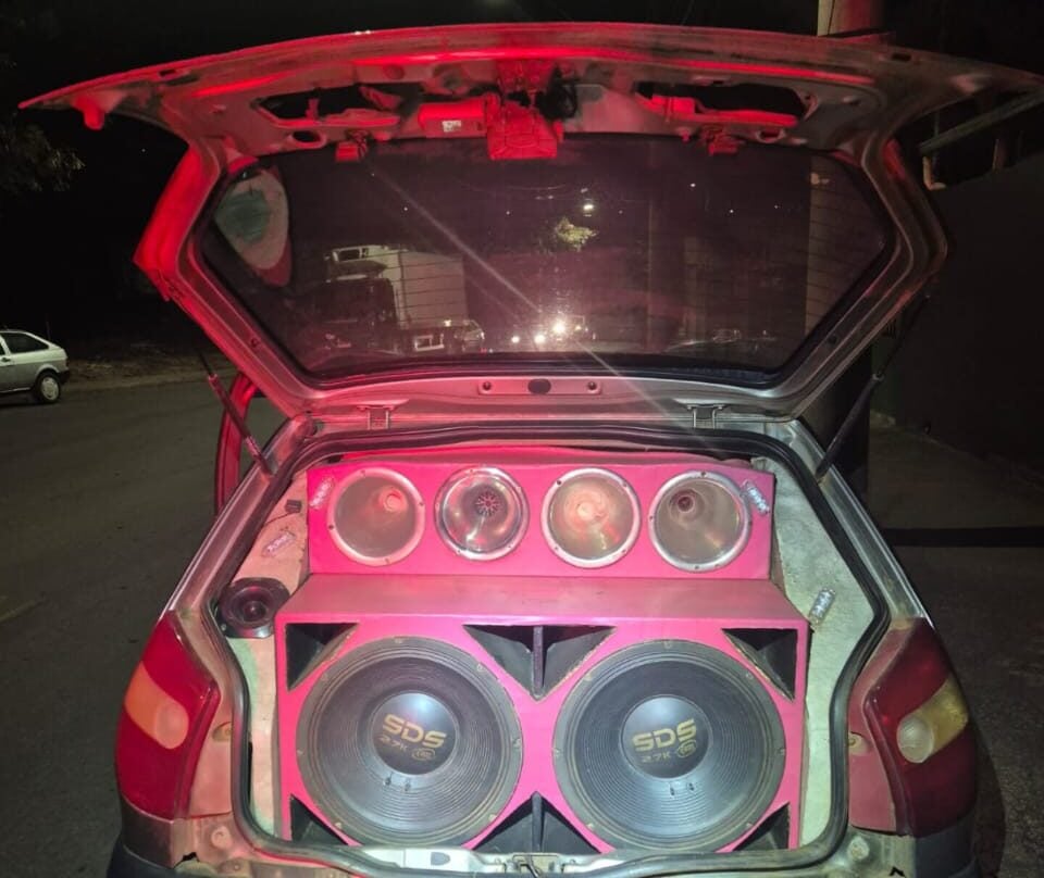 Polícia Militar apreende faca e carro com aparelhagem de som durante operação contra perturbação do sossego em Itabira