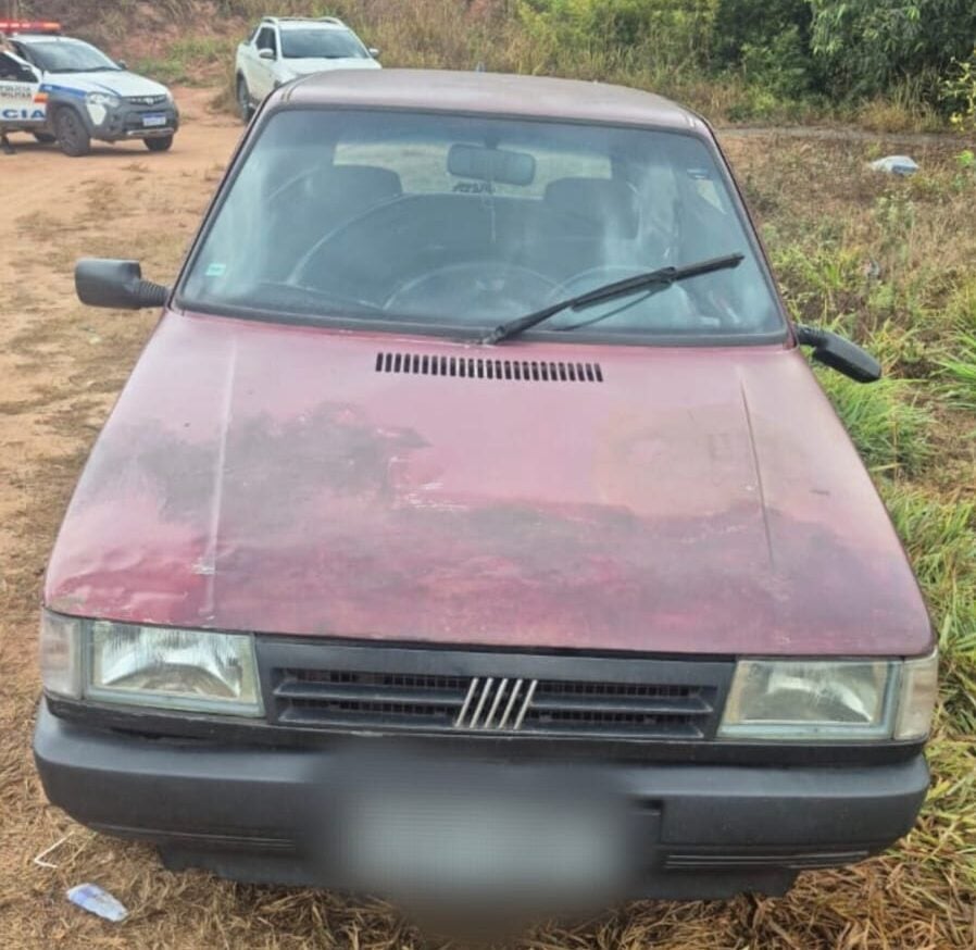 Pouco tempo depois, às 6h50, o casal agiu novamente — desta vez em uma fazenda às margens da MG-434, na zona rural de Bom Jesus do Amparo. No local, eles arrombaram uma propriedade, furtaram combustível e objetos pessoais de um morador de 77 anos e fugiram. Durante as buscas, os suspeitos foram identificados e presos em flagrante, sendo apreendidos com eles um celular, uma gaiola e parte da gasolina furtada.