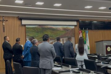 Vereadores encerram reunião ao som do Hino de Itabira em homenagem aos 177 anos da cidade