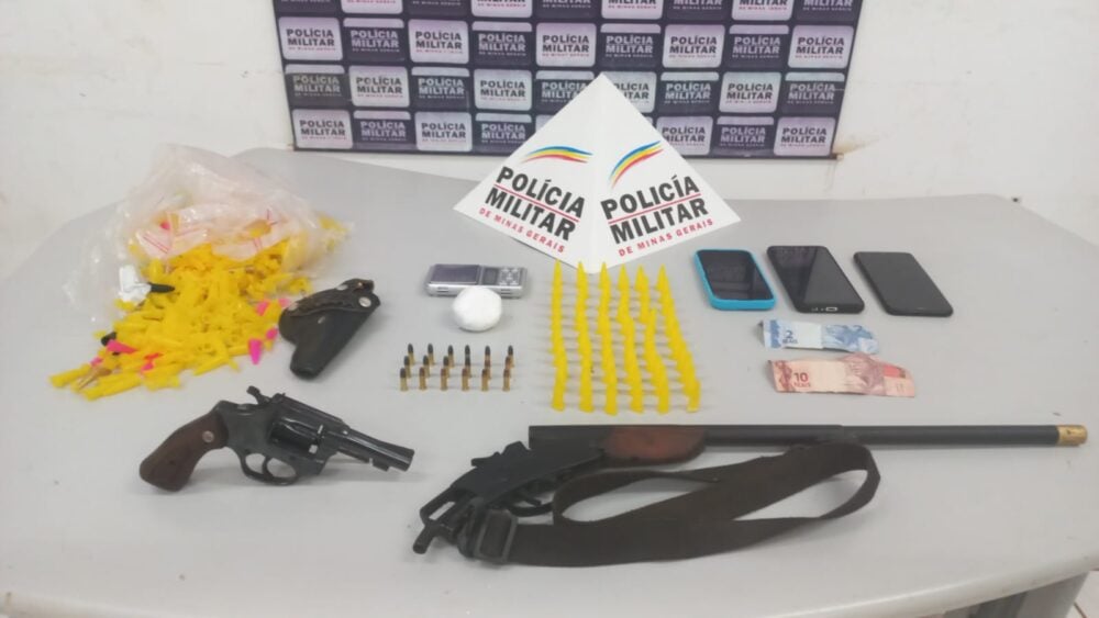Polícia Militar prende quatro homens por tráfico de drogas e apreende armas em Itabira