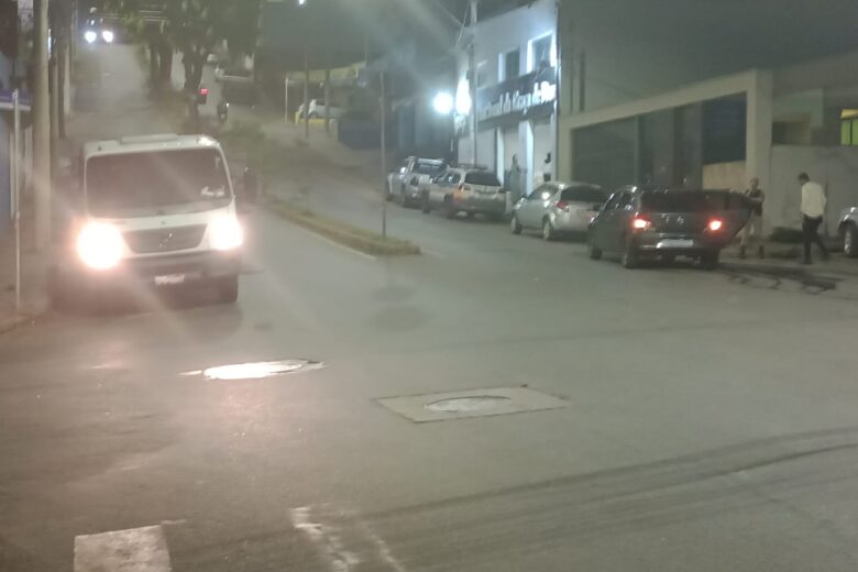 Carro e motocicleta colidem na Rua Juca Machado, em Itabira
